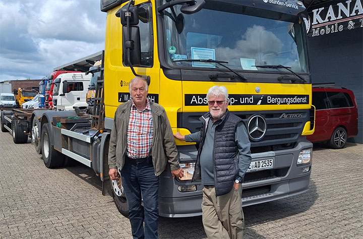Hubertus Brauer und Hugo Kempken vor einem LKW.